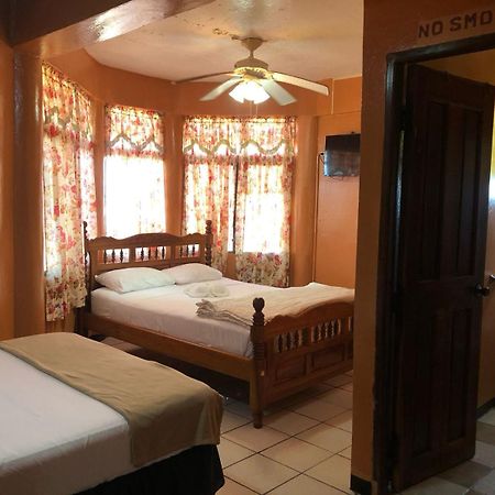 Chaleanor Hotel Dangriga Exterior foto